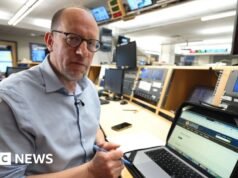 A BBC explica que o DOJ é acusado de reter arquivos de Epstein relacionados a Trump