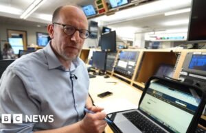 A BBC explica que o DOJ é acusado de reter arquivos de Epstein relacionados a Trump