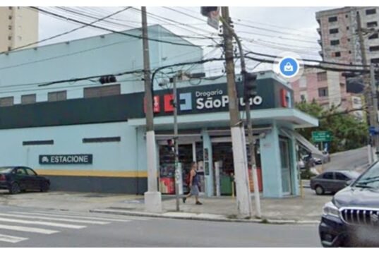 Funcionário de farmácia morre durante assalto e tiroteio entre SP