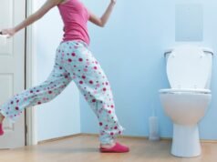 Você acorda para fazer xixi à noite? Aqui estão algumas dicas simples para reduzir suas pausas noturnas para ir ao banheiro
