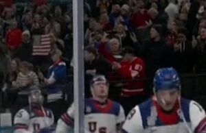 A seleção dos EUA derrotou a Letônia na estreia do hóquei masculino