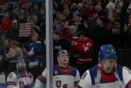 A seleção dos EUA derrotou a Letônia na estreia do hóquei masculino