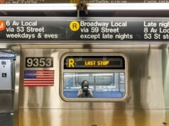 Empurra mulher para os trilhos do metrô de Nova York antes de socá-la repetidamente no rosto: Polícia