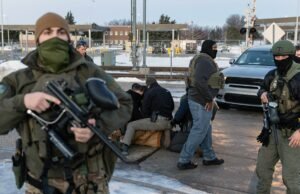 Juiz federal critica agentes do ICE da Virgínia Ocidental por usarem máscaras durante prisões