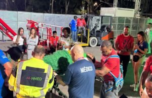 Um membro da velha guarda do Camisa Verde y Branco adoeceu e foi levado de ambulância.