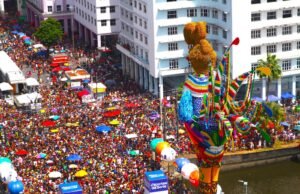 Como chegar ao Galo da Madrugada: Veja Opções de Ônibus, Expresso da Folia, Táxi, App Transporte e Carros