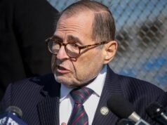 O deputado Jerry Nadler fecha os olhos durante uma audiência no Judiciário da Pam Bondi House