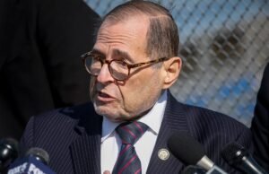 O deputado Jerry Nadler fecha os olhos durante uma audiência no Judiciário da Pam Bondi House