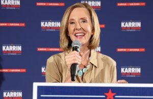 O candidato republicano ao governo do Arizona desistiu, mas não endossou