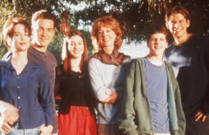 Anne Hathaway e Jesse Eisenberg fizeram sua estreia em um programa de TV esquecido dos anos 90