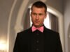 Antes dos filmes de conquista, Glen Powell estrelou esta série de terror satírico
