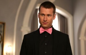 Antes dos filmes de conquista, Glen Powell estrelou esta série de terror satírico