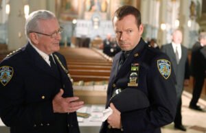 Primeiro, veja Len Cariou, do Blue Bloods, como Henry Reagan