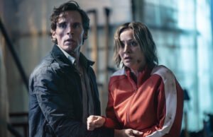 Kaley Cuoco no episódio 4 e no final de Alice e Tom