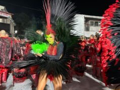 Lexa estreia no Carnaval de São Paulo como madrinha de bateria dos Dragões da Real e com fantasia com efeitos especiais.