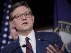 O presidente da Câmara, Mike Johnson, previu que a paralisação do governo terminaria na terça-feira