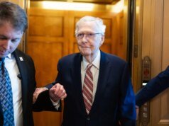 O senador Mitch McConnell recebeu alta do hospital esta semana trabalhando em casa