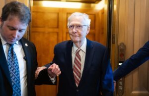 O senador Mitch McConnell recebeu alta do hospital esta semana trabalhando em casa
