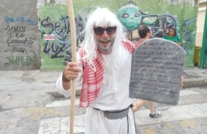 Palhaços, Herói e Moisés tomam conta do bairro do Recife com ‘ordens atualizadas’