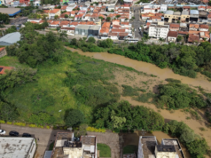 Rio Capivari volta a transbordar e inunda ruas de Monte More