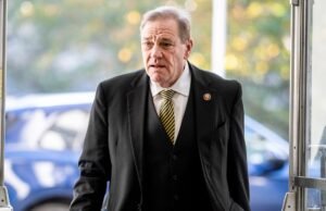 O Partido Republicano fica nervoso enquanto rumores de aposentadoria giram em torno do republicano Neil Dunn
