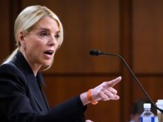 Bondi entrou em confronto com legisladores quando as audiências na Câmara começaram