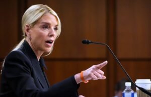 Bondi entrou em confronto com legisladores quando as audiências na Câmara começaram