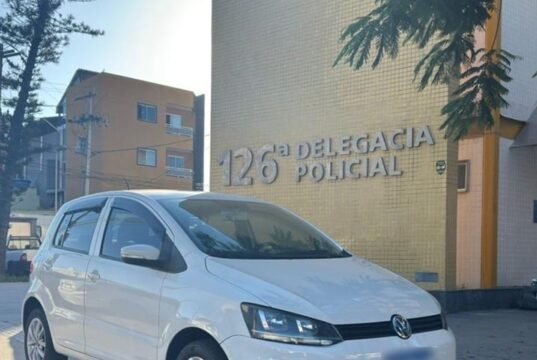 Carro é roubado de lava-jato e recuperado minutos depois em Cabo Frio
