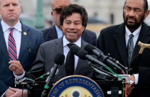 Democratas progressistas desabafam sobre o principal oficial de imigração de Trump em um conflito auditivo acirrado