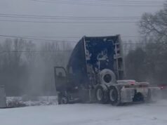 Trem bate em caminhão durante nevasca