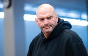 Fetterman criticou os democratas por priorizarem a política no confronto de paralisação do DHS