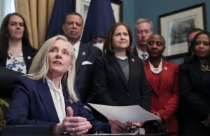 Os democratas da Virgínia votaram sob pressão para pagar um aumento salarial de 178%