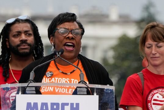 Presidente da NEA chama Trump de ‘ditador’ em evento de ativistas progressistas