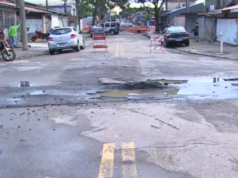 Asfalto afundou em estrada em São José dos Campos onde dois buracos se abriram e preocuparam moradores