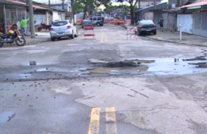 Asfalto afundou em estrada em São José dos Campos onde dois buracos se abriram e preocuparam moradores