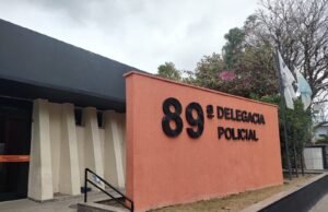 Mulher ficou ferida após ser atropelada por carro da Guarda Municipal em Resende