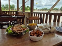 O restaurante flutuante no Rio Acre virou ponto turístico no Rio Branco