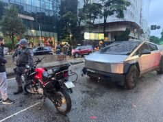 Carro de luxo ‘futurista’ bate em motocicleta e bloqueia parte de túnel na zona sul de São Paulo