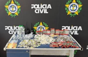 Jovens presos e dois adolescentes presos por envolvimento com tráfico de drogas em Angra dos Reis