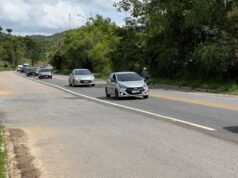 Rodovia Oswaldo Cruz, no litoral do Esp, capotou e causou engarrafamentos neste sábado