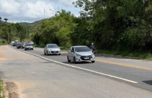 Rodovia Oswaldo Cruz, no litoral do Esp, capotou e causou engarrafamentos neste sábado