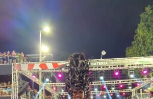 Evelyn Bastos elogia rainhas e musas da comunidade no Carnaval do Rio: ‘É o epítome da escola’