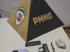 Durante a perseguição, a mulher saltou de uma motocicleta em movimento e foi presa com arma de fogo e um pedaço de crack na MG.