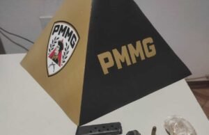 Durante a perseguição, a mulher saltou de uma motocicleta em movimento e foi presa com arma de fogo e um pedaço de crack na MG.