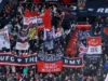 ‘Orgulho de ser colonizado por imigrantes’: torcedores do Manchester United seguram uma faixa enquanto a situação vira contra Ratcliffe