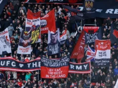 ‘Orgulho de ser colonizado por imigrantes’: torcedores do Manchester United seguram uma faixa enquanto a situação vira contra Ratcliffe