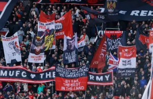 ‘Orgulho de ser colonizado por imigrantes’: torcedores do Manchester United seguram uma faixa enquanto a situação vira contra Ratcliffe