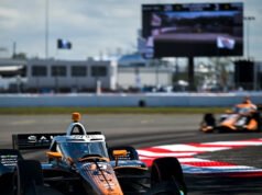 O quarterback da NFL, Jameis Winston, dá uma palestra estimulante antes da corrida para o novato Dennis Hauger