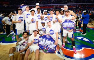 O número 7 da Flórida venceu o Arkansas por 111 a 77 para ganhar o título da temporada regular da SEC