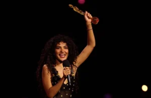 A estrela britânica do pop-soul Olivia Dean arrasa no Brit Awards